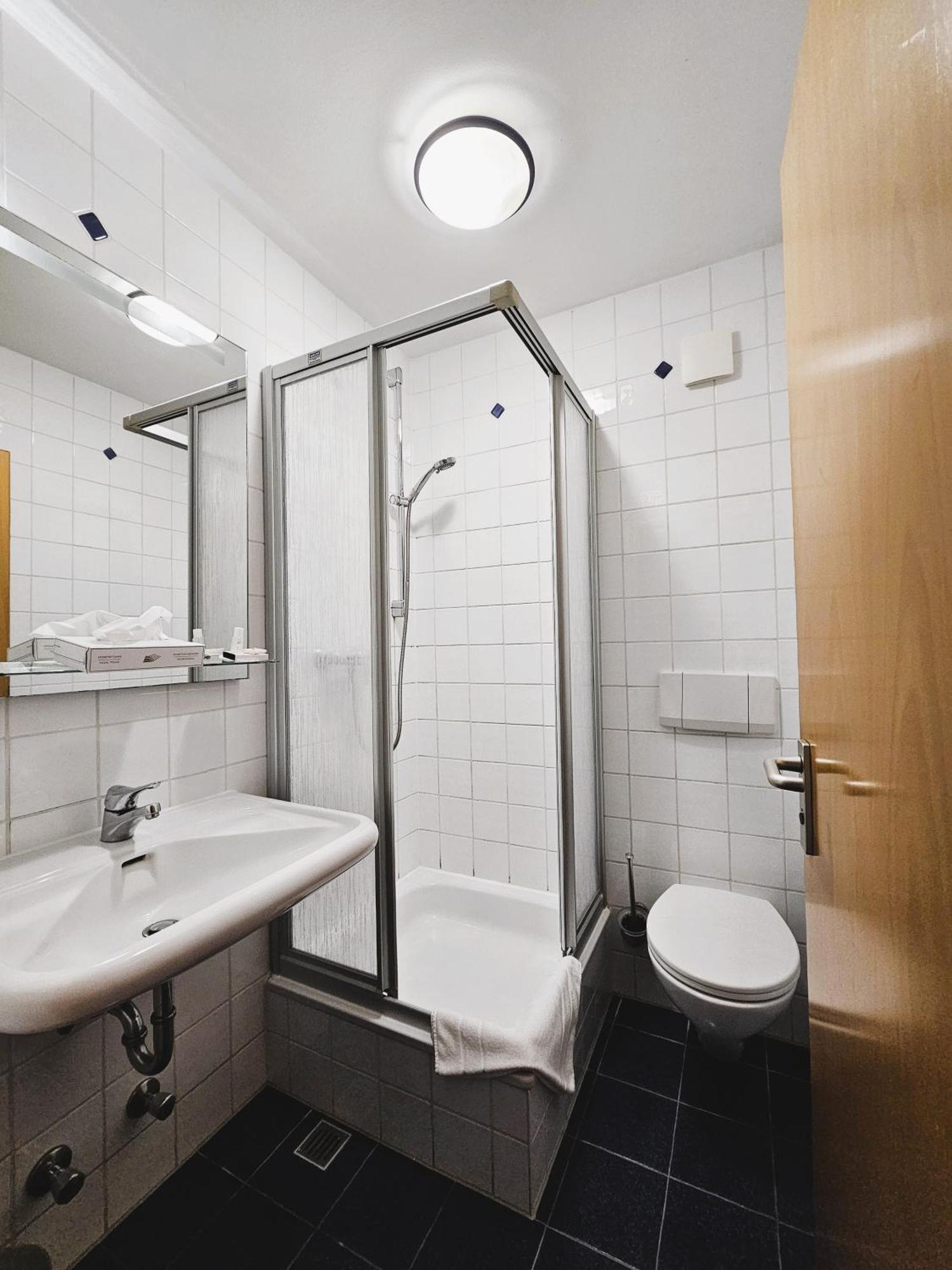 Novitel Pension Pliening - Muenchen Messe Екстериор снимка