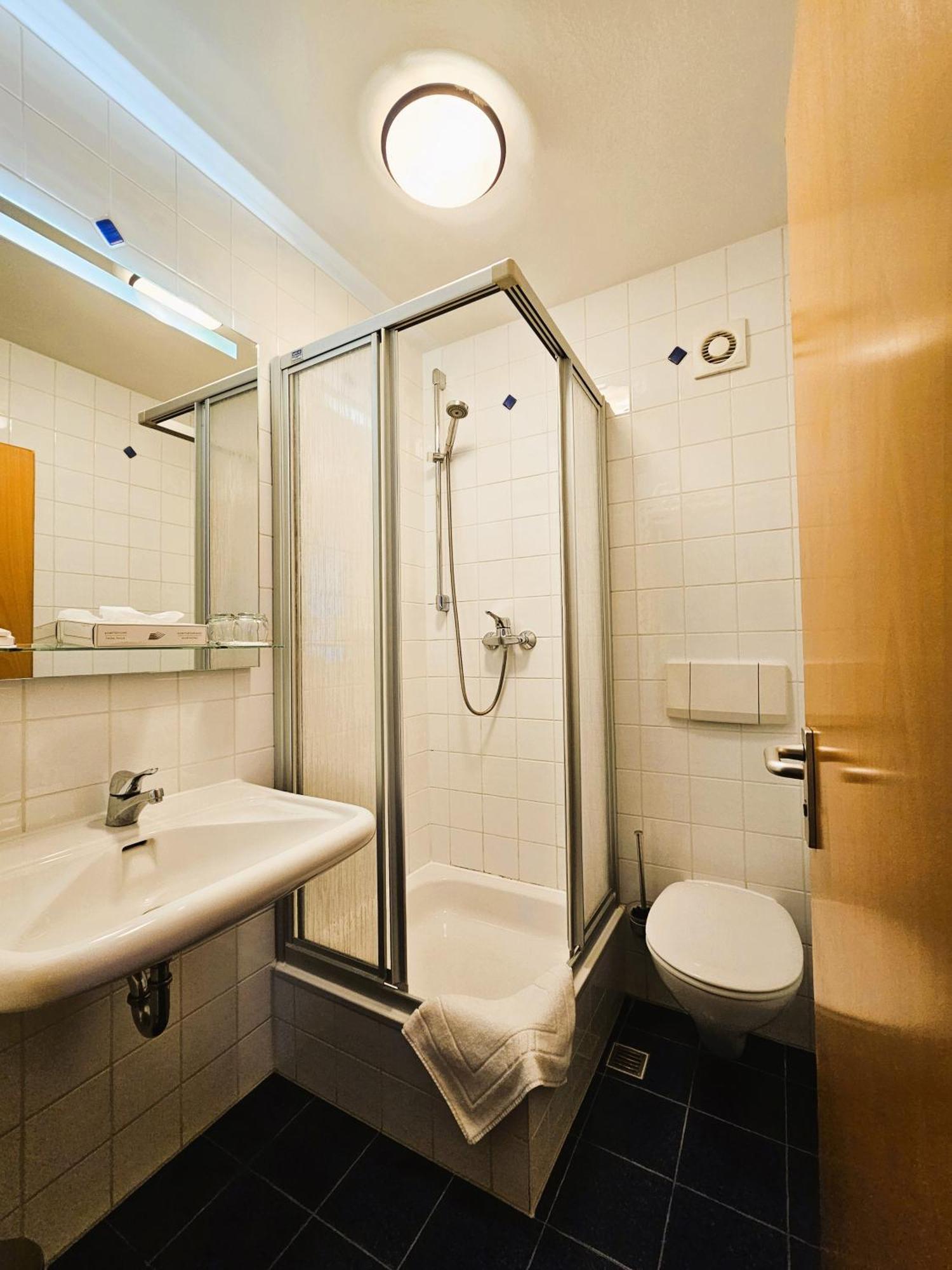 Novitel Pension Pliening - Muenchen Messe Екстериор снимка